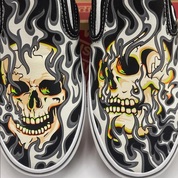 Vans WMNS Classic Slip-On
Flame Skull Black/True White
VN0009Q7BMX Sneakers - Picture 5 of 16
